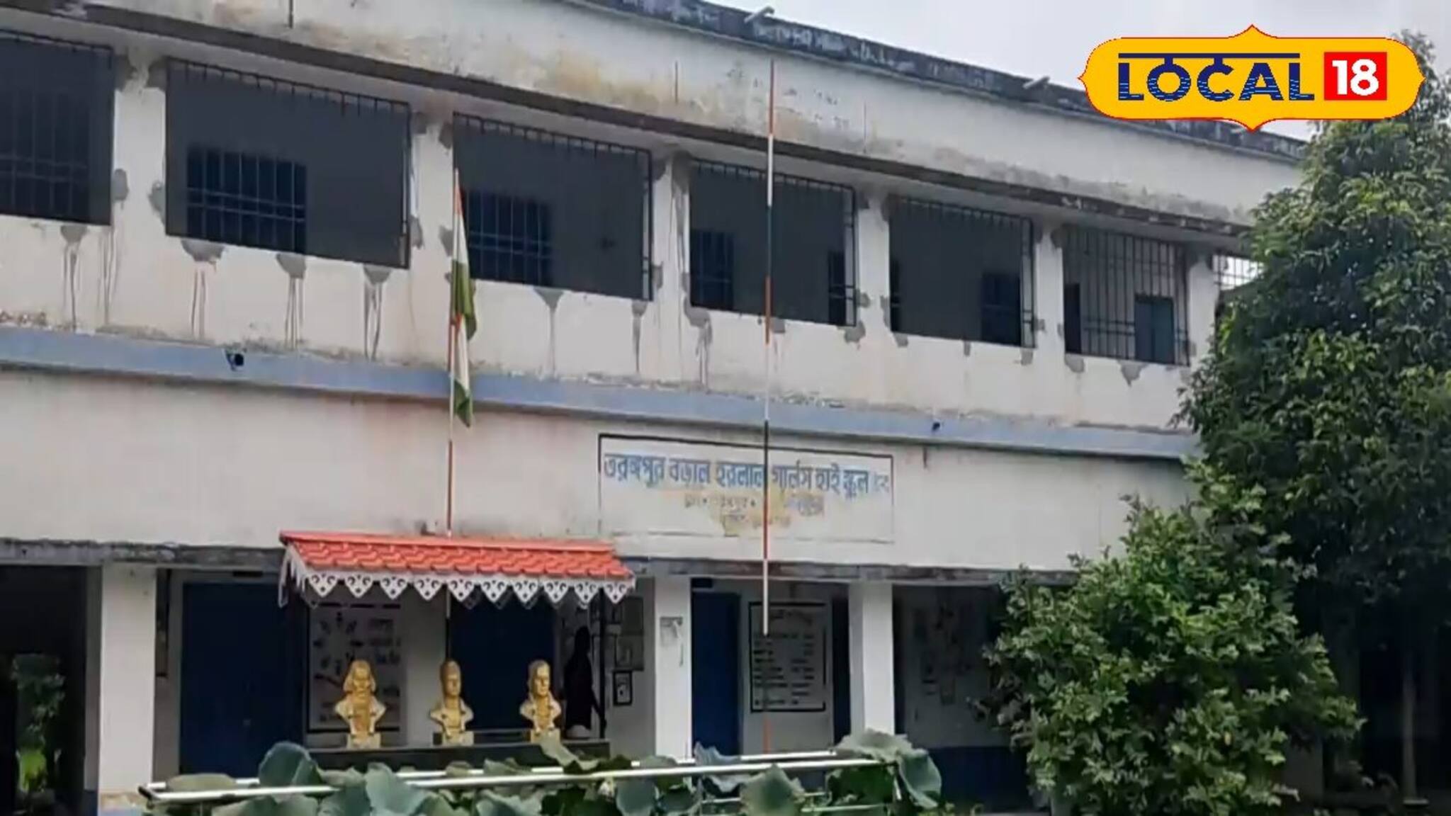 বিকল্প আয়ের দিশা দেখাতে স্কুলেই পদ্মচাষ, প্রশিক্ষণ নিচ্ছে পড়ুয়ারা