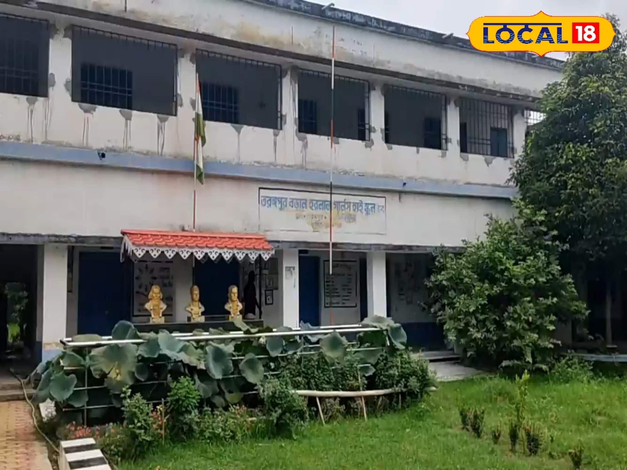 বিকল্প আয়ের দিশা দেখাতে স্কুলেই পদ্মচাষ, প্রশিক্ষণ নিচ্ছে পড়ুয়ারা