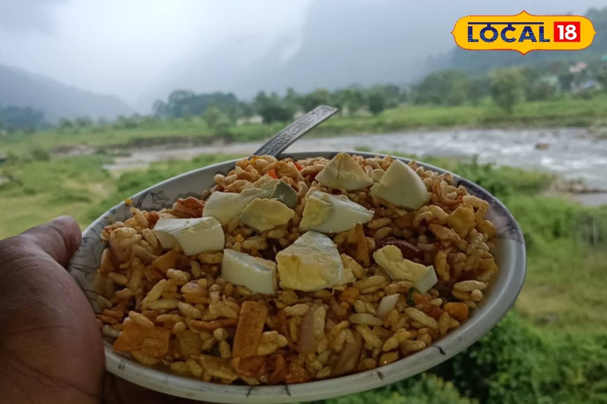 ডিম ঝালমুড়ি! পাহাড়ে প্রকৃতির কোলে এই মুখরোচক চটপটা খেলে বেড়ানোর মজা জমজমাট