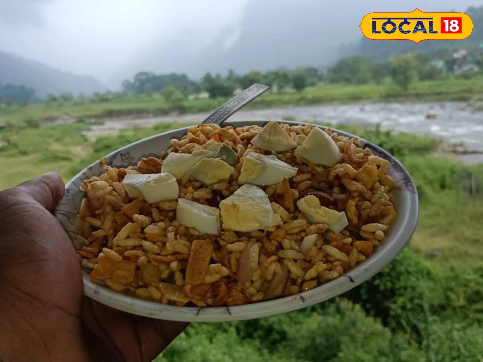 ডিম ঝালমুড়ি! পাহাড়ে প্রকৃতির কোলে এই মুখরোচক চটপটা খেলে বেড়ানোর মজা জমজমাট