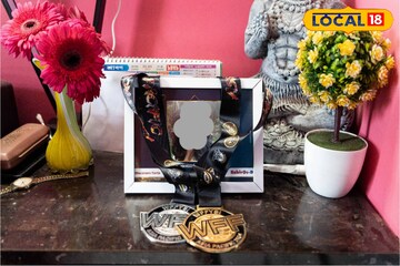 বিচার চেয়ে নিজের জয় করা পদক ‘দিদি’-র ফটোতে পরিয়ে দিলে তাঁদের ‘আরেক মেয়ে’