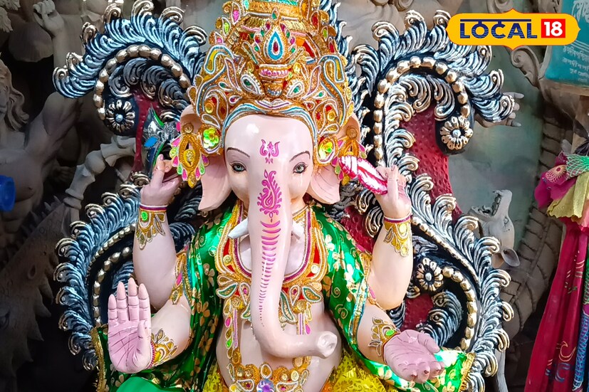 জয় কালী মৃৎশিল্পালয়ে সর্বোচ্চ ১০ ফুট উচ্চতার গণেশ তৈরি করা হয়েছে এই বছর। ঝাড়গ্রাম জেলার বেলপাহাড়ি, বিনপুর, শিলদা, মানিকপাড়া থেকে শুরু করে ঝাড়গ্রাম শহরের বিভিন্ন পূজা মন্ডপে এখন থেকে ঠাকুর নিয়ে যাওয়া হয়।