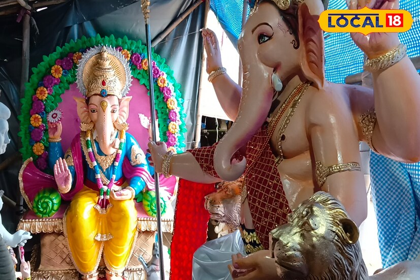 জঙ্গলমহলের ১০ ফুটের গনেশ পাড়ি দিতে চলেছে বাংলার পার্শ্ববর্তী রাজ্য ঝাড়খন্ড রাজ্যে। রাত পোহালেই গণেশ পূজা চলছে কাজ শেষ মুহূর্তের প্রস্তুতি।