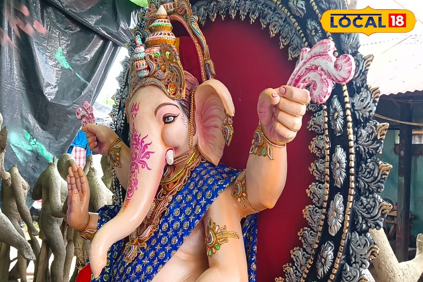 আর মাত্র কিছু সময়ের অপেক্ষা তারপরেই মৃৎশিল্পালয় খালি করে মন্ডপে মন্ডপে চলে যাবে গণেশ ঠাকুর গুলি। মূর্তি গড়া থেকে শুরু করে আজ প্রায় দীর্ঘ ৪৫ দিন পর শূন্য হয়ে যেতে চলেছে মৃৎশিল্পালয়। মুখে হাসি নিয়েই গণেশ গুলিকে বিদায় জানাচ্ছে জয় কালী মৃৎশিল্পালয়ের মৃৎশিল্পীরা।