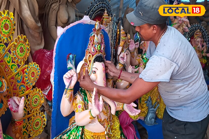 ঝাড়গ্রাম শহরের নতুন এলাকায় রয়েছে জয় কালী মৃৎশিল্পালয়। শুক্রবার সকাল থেকেই জোর কদমে চলছে গণেশ ঠাকুরের সাজগোজের শেষ মুহূর্তের কাজ।