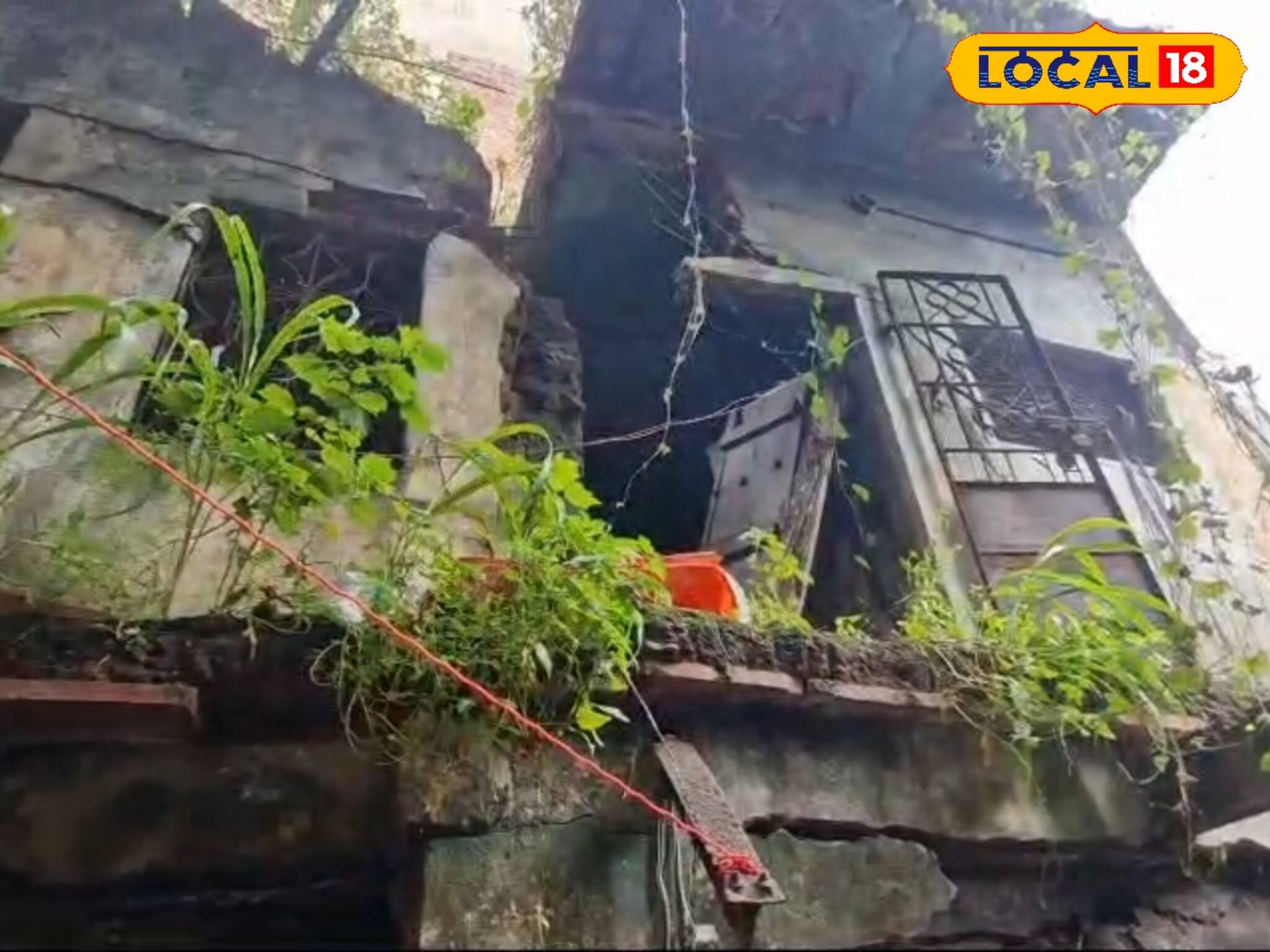 শহরের মাঝে এ যেন এক অন্য জায়গা, তবুও দাঁড়িয়ে বিপদ হয়!