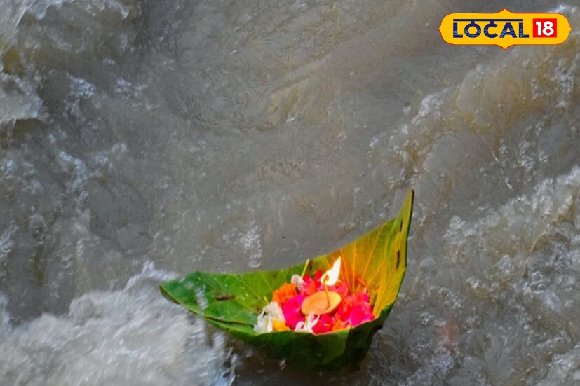 তবে এই ব্যবসা করতে হলে আপনার বাড়ি কোনও পবিত্র নদীর আশপাশে হলে বেশি সুবিধা। কারণ কথা হচ্ছে পুজোর জলের ব্যবসা নিয়ে। হিন্দু ধর্মে গঙ্গাজল যেকোনও পুজোয় অপরিহার্য। কিন্তু সবসময় গঙ্গা বা পবিত্র নদী থেকে জল সংগ্রহ করে আনা সকলের পক্ষে সম্ভব হয় না।