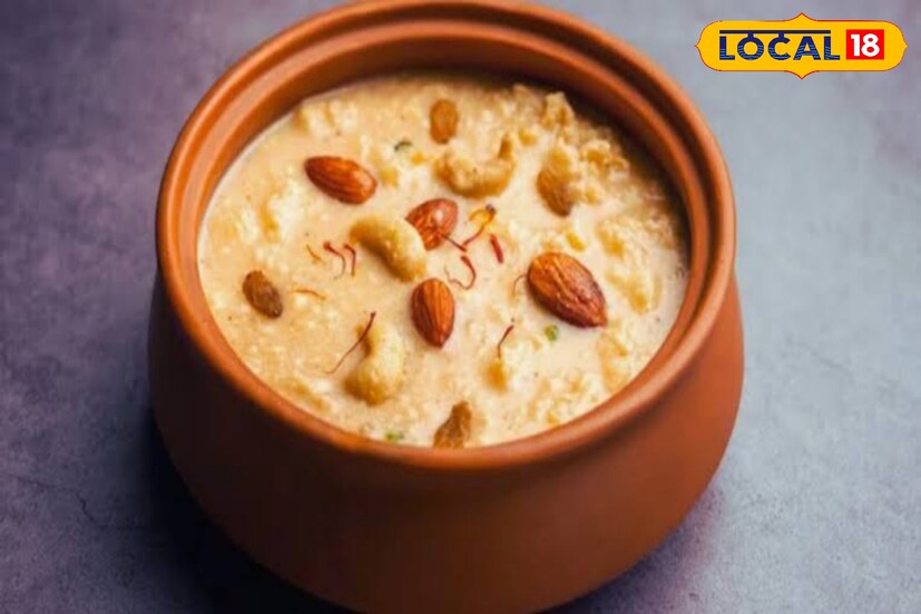 ভাদ্র মাসে যে কোনও দিন চালের তৈরি পোলাও কিংবা পায়েস রান্না করা শুভ। সেই রান্না করা পায়েস গরীবে খাইয়ে দিলে এতে সকল আর্থিক দুর্ভোগ কেটে যাবে। আর্থিক উন্নতিতে এই টোটকা বিশেষ উপকারী। 