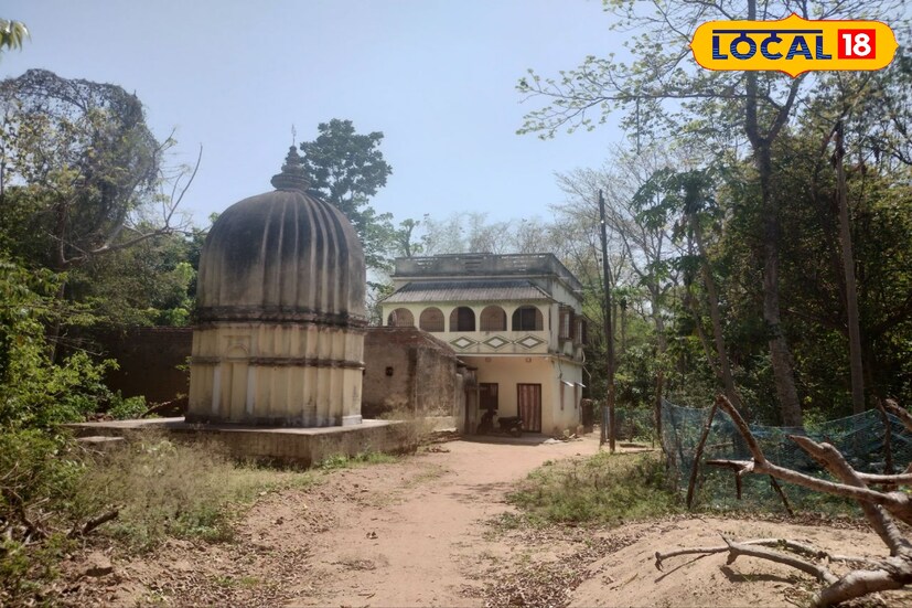 পুজোর ছুটির সেরা ঠিকানা। বনেদি রাজবাড়ি আর বাসুলি মায়ের মন্দির। ঠাকুর দালানে তৈরি হবেন মা। 