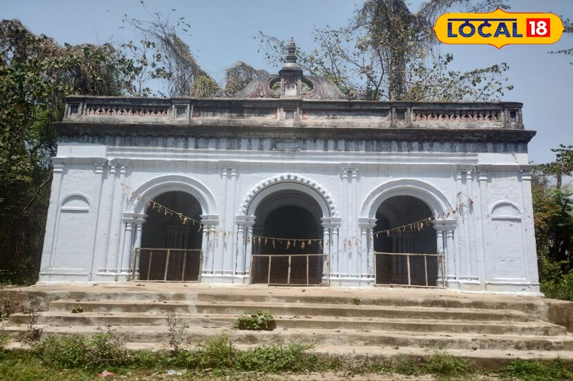 আজ থেকে প্রায় তিনশো বছর আগে এই মন্দির তৈরি করেছিলেন তৎকালীন রানী আনন্দ কুমারী। 