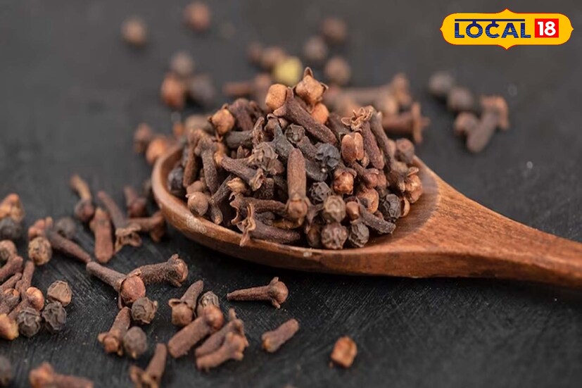 লবঙ্গ প্রতিদিন খেলে গলায় সংক্রমণ হাত থেকে রেহাই পাওয়া যায়। বুকের জমে থাকা কফ বের হয়ে যায়। হজম, পিত্তবিনাশকারী, হাঁপানি, জ্বর, বদহজম, কলেরা, মাথাব্যথা, হাঁচি এবং কাশির মতো রোগেও এটি বিশেষ উপকারী।