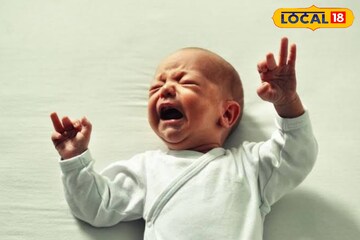 আপনার বাচ্চার গলায় কিছু আটকে গিয়ে কষ্ট পাচ্ছে? ভয় না পেয়ে কী করবেন জেনে নিন