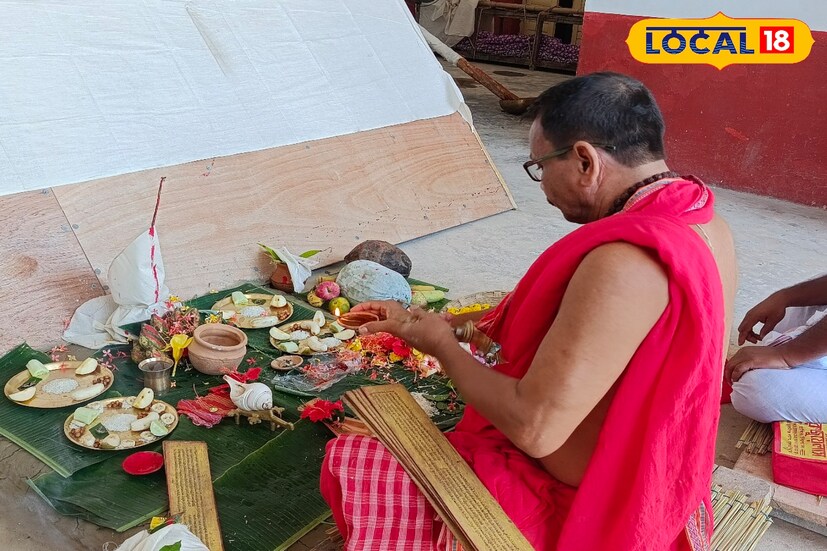 একমাস আগে এই ময়না কাঠের প্রথম পুজো হয়েছিল ডাঙর আই মন্দিরে। পুজোর পর সেখান থেকে ময়না কাঠ চলে যায় মদনমোহন বাড়িতে। এদিন মদনমোহন বাড়ি থেকে সেই কাঠ দেবী বাড়ির উদ্দেশ্যে নিয়ে আসা হয়।