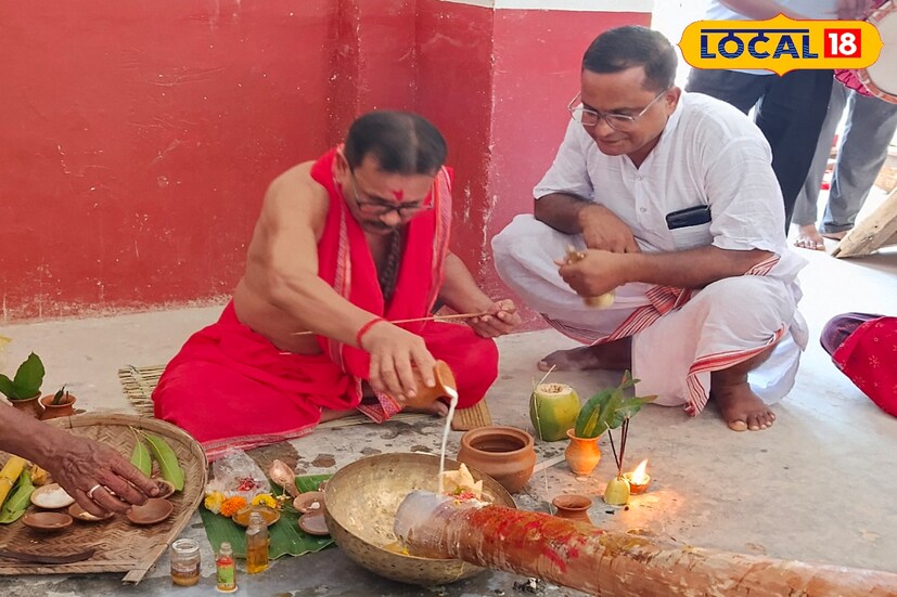 এদিন এক বিশেষ পুজোর আয়োজন করা হয়েছিল বড় দেবীর মন্দিরে। রাজ পুরোহিত দিনেন্দ্রনাথ ভট্টাচার্য এই পুজোর দায়িত্ব পালন করেন। তারপর ময়না কাঠ স্নান করিয়ে তা প্রতিষ্ঠিত করা হয়।