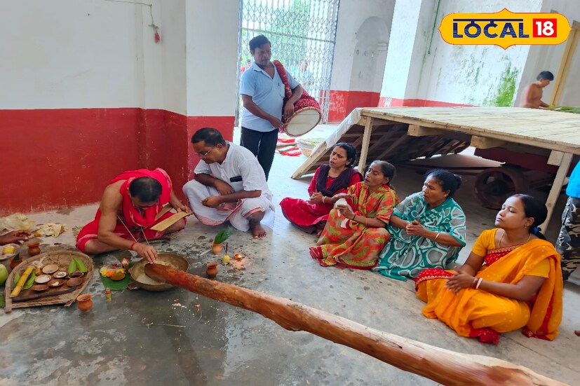 রাজ ঐতিহ্য কোচবিহারের মহারাজার স্বপ্নাদেশে পাওয়া প্রায় ৫০০ বছরের বেশি পুরনো বড় দেবীর পুজো। আর এই পুজোর শক্তিদন্ড হিসেবে ব্যবহার হওয়া ময়না কাঠ পৌঁছালো দেবী বাড়িতে।