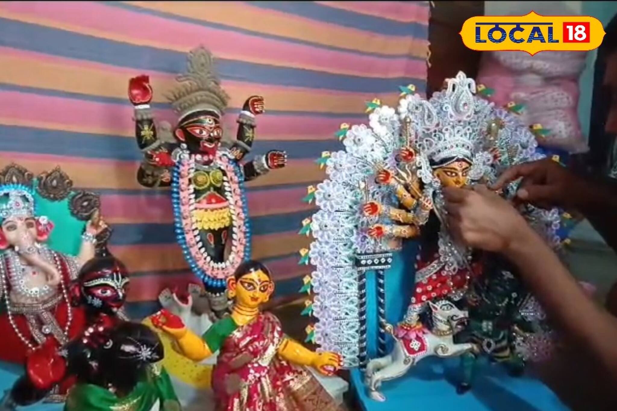 পেশায় মৃৎশিল্পী নন, দেখে শিখেই ঠাকুর বানাতে সিদ্ধহস্ত শান্তিপুরের যুবক