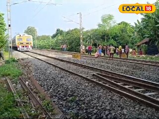 ভিড় জমিয়েছেন স্থানীয় বাসিন্দারা
