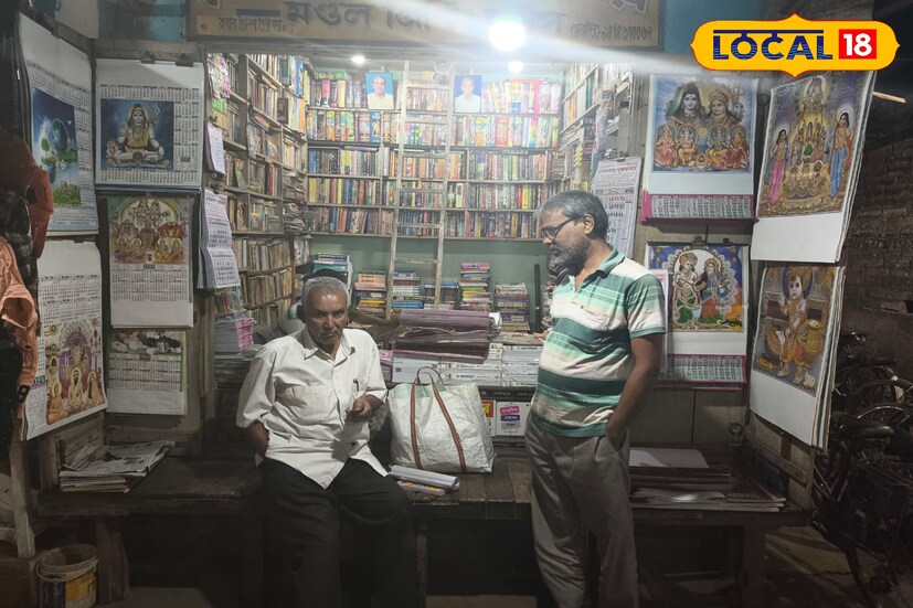 এই ক্যালেন্ডার গুলি বিক্রি হয় বাজারে বাজারে। বছরের শুরুতে নয়, সারা বছরই চাহিদা থাকে ক্যালেন্ডারের।