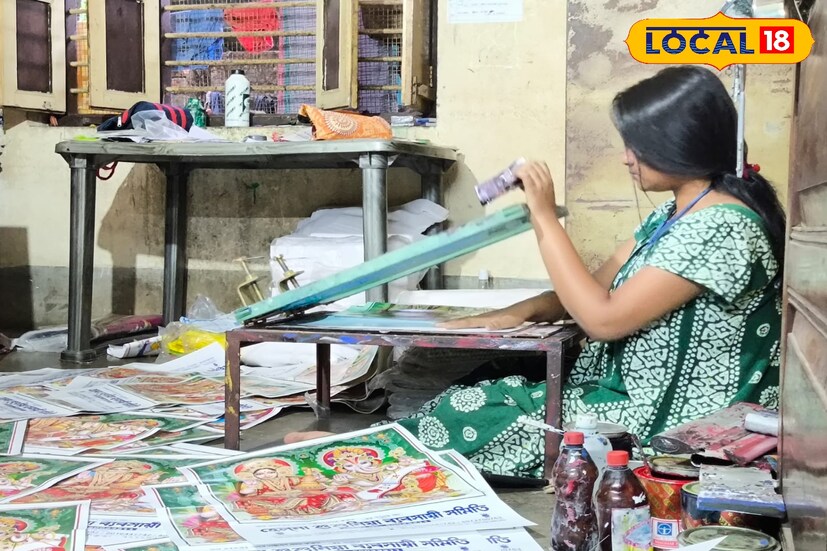 অর্ডার মারফত ক্যালেন্ডারে বিজ্ঞাপন প্রিন্ট করেন স্বরূপ নিয়োগী। এছাড়াও স্বরূপ নিয়োগী জানান বাংলা ক্যালেন্ডারে লক্ষ্মী গণেশের চাহিদা বিপুল। 