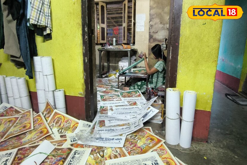 প্রায় নয় বছর ধরে এই কাজ করছে নিয়োগী পরিবার। বছরের শুরুতে এবং নববর্ষের সময় থাকে ক্যালেন্ডারের বিশেষ চাহিদা