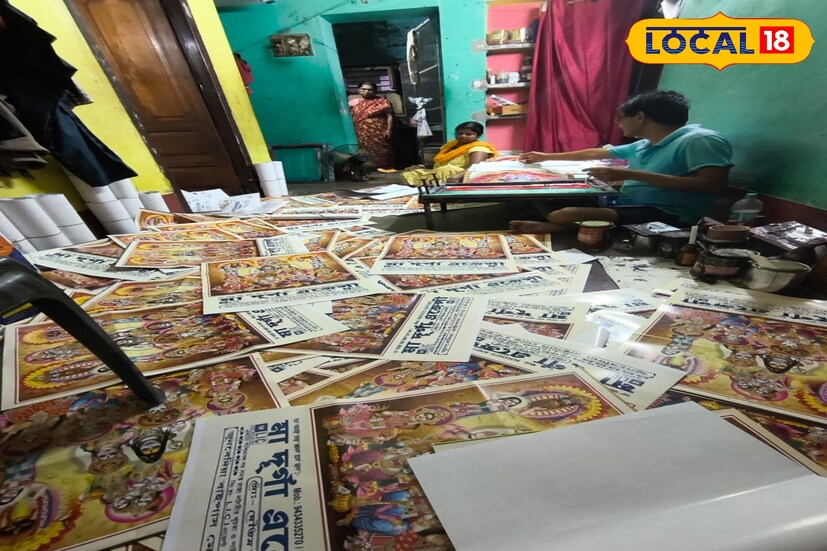 বাঁকুড়ায় একটি পরিবার ঋতুকালীন এই ব্যবসা করে রীতিমতো সংসার চালাচ্ছেন। দম্পতি এবং মেয়েরা সকলে মিলে করছেন ক্যালেন্ডার প্রিন্ট। 