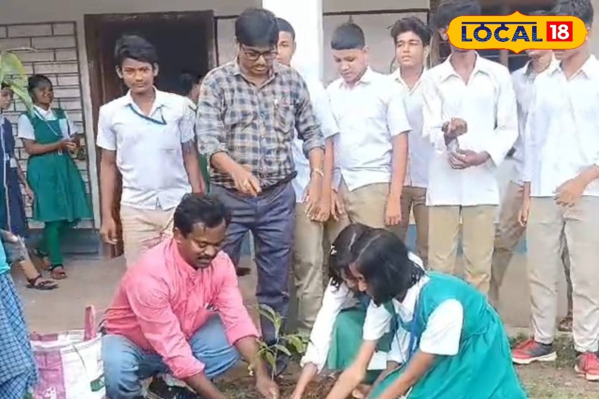 ৩০ বছর ধরে গাছ লাগান বিভিন্ন জায়গায়, মায়ের অনুপ্রেরণায় মহৎ কাজ রেলকর্মীর!