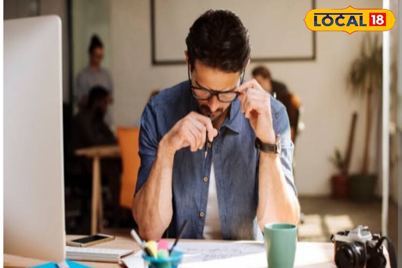 কাজে মনোনিবেশের জন্য প্রয়োজন সঠিক ঘুম। পাশাপাশি ক্রমাগত সোশ্যাল মিডিয়া স্ক্রল করা আপনাকে কাজ থেকে সম্পূর্ণভাবে বিভ্রান্ত করতে পারে। 