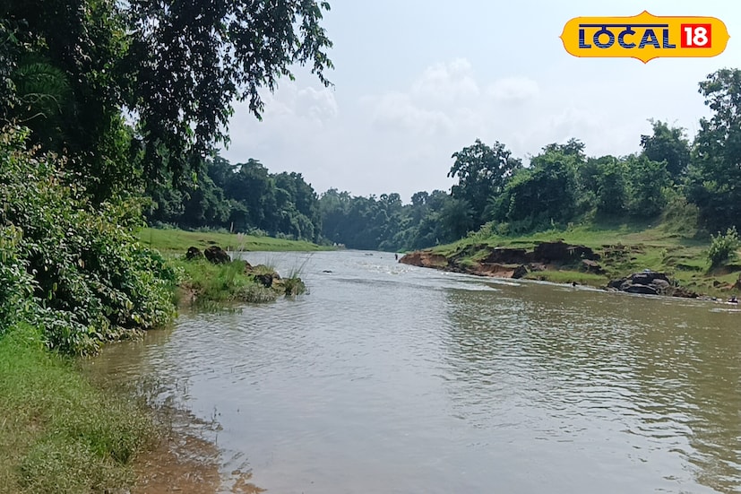 চিল্কিগড়ের কর্নক দুর্গা মন্দিরের পাশ দিয়ে বয়ে গেছে ডুলুং নদী। ডুলুং নদীর জন্য একটা প্রাকৃতিক সৌন্দর্যময় পরিবেশ সর্বদা বিরাজ করে চিল্কিগড়ে।