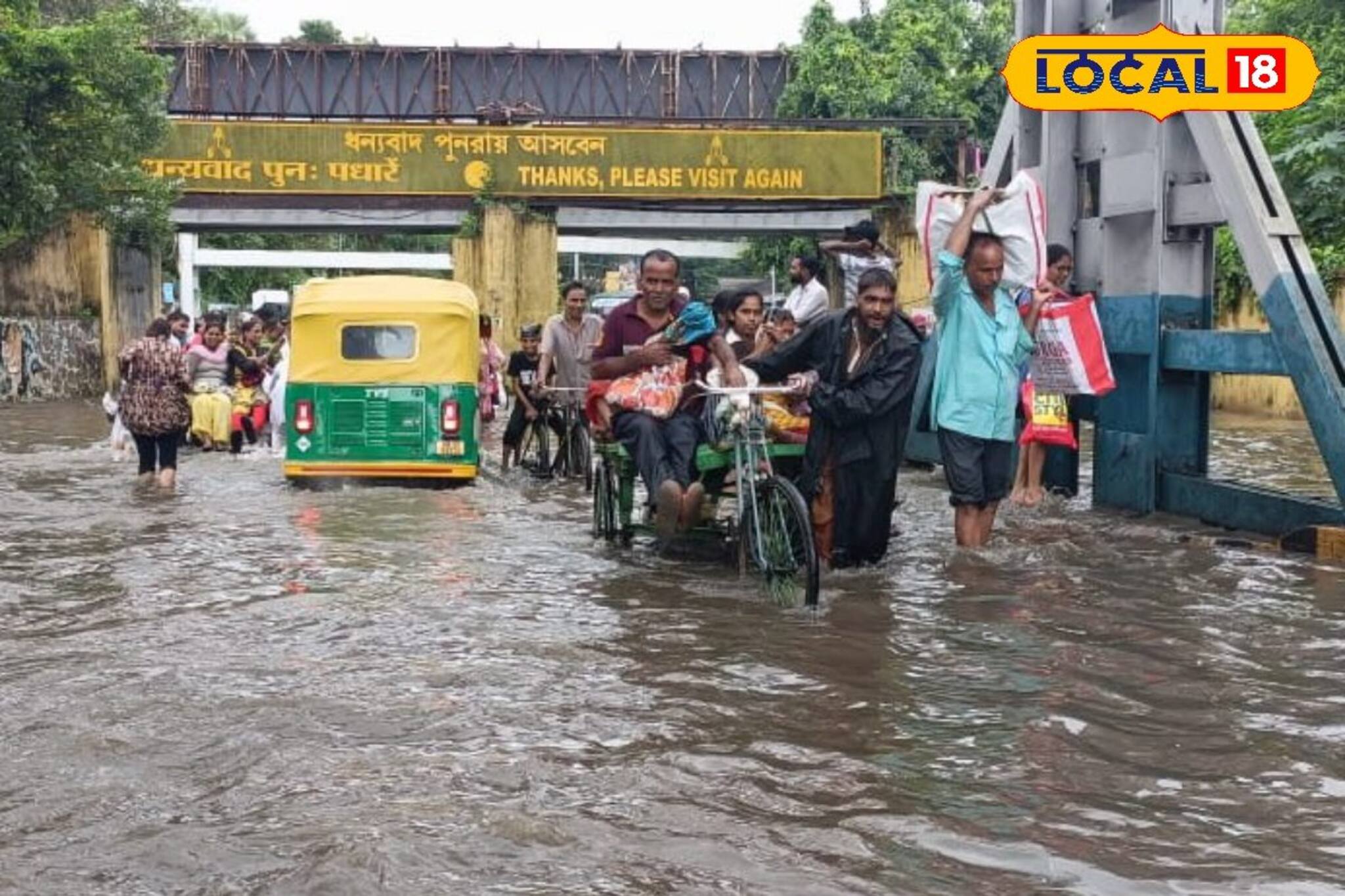 টানা বৃষ্টিতে জল যন্ত্রণার ছবি আসানসোলে! ট্রেন মিস করলেন অনেকে