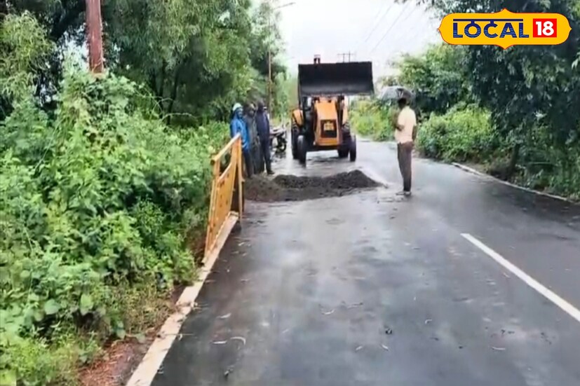 অন্য দিকে, টানা বৃষ্টিপাতের জেরে খনি অঞ্চলের ফরিদপুর এলাকায় মূল রাস্তার সামনে ধস নামতে দেখা যায়। গত শনিবার ফরিদপুর থানা থেকে ঢিলছোড়া দূরত্বে এই ধ্বস দেখা গিয়েছে। ঘটনারস্থলে ছুটে আসেন ECL আধিকারিকরা। রবিবারও ভারী বৃষ্টিপাতের ফলে খনি অঞ্চলে ধসের আতঙ্ক প্রবল।