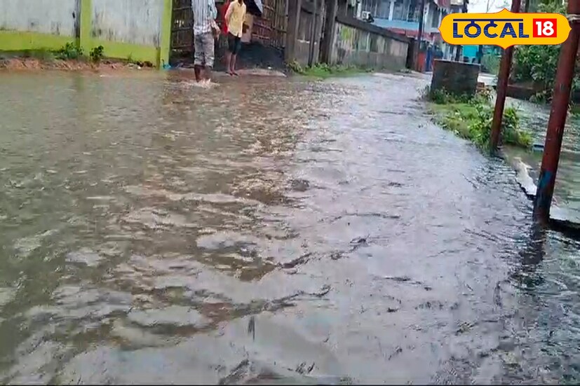 অন্যদিকে আসানসোলে নিয়ামতপুরের প্রিয়া কলোনি পুরোপুরিভাবে জলমগ্ন হয়ে পড়েছে। রাস্তার উপর উঠেছে জল। জলমগ্ন রাস্তা দিয়ে যাতায়াত করতে হচ্ছে সাধারণ মানুষকে। আরও বৃষ্টিপাত হলে বাড়িতে জল ঢুকে যাওয়ার সম্ভাবনা রয়েছে। পাশাপাশি জলমগ্ন শহরের নিচু এলাকাগুলি।
