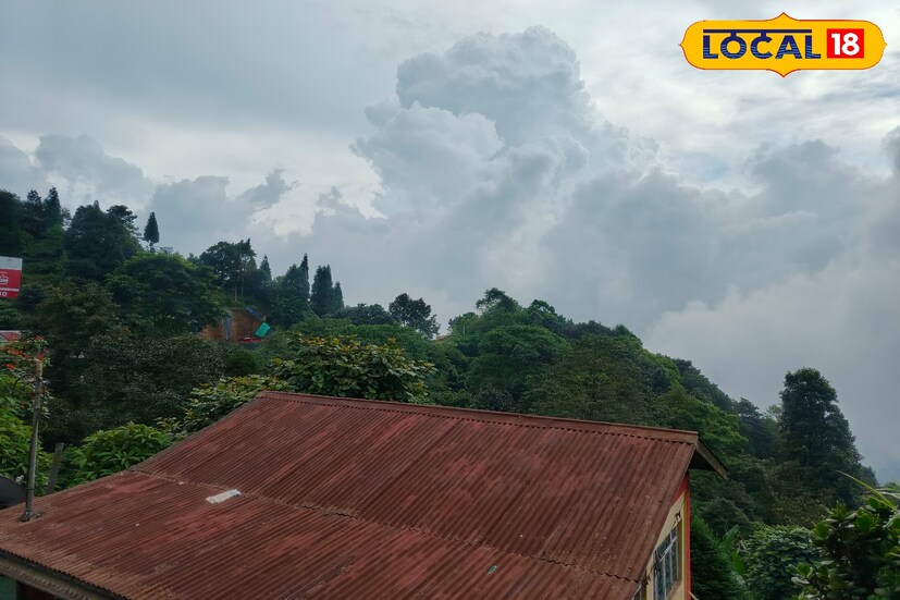 উত্তরবঙ্গের ৫ জেলায়  বৃষ্টির পূর্বাভাস রয়েছে। এই পাঁচ জেলাতেই হালকা থেকে মাঝারি বৃষ্টিপাতের সম্ভাবনা রয়েছে বলে জানিয়েছে আবহাওয়া দফতর। সোমবার এবং মঙ্গলবার দার্জিলিং, কালিম্পং, জলপাইগুড়ি , আলিপুরদুয়ার এবং কোচবিহার এই পাঁচ জেলাতেই দফায় দফায় হালকা থেকে মাঝারি বৃষ্টিপাত।