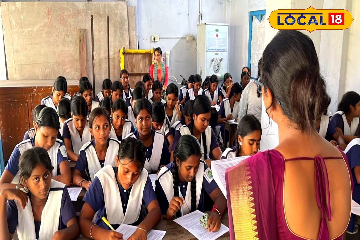 ক্লাসরুমেই ‘পিরিয়ডসের’ পাঠ ছাত্রীদের! খুঁটিনাটি সব শেখালেন শিক্ষিকারা ক্লাসরুমেই ‘পিরিয়ডসের’ পাঠ ছাত্রীদের! খুঁটিনাটি সব শেখালেন শিক্ষিকারা