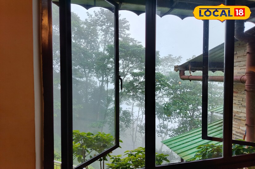 বুধবার উত্তরবঙ্গের  দার্জিলিং জলপাইগুড়ি  কালিম্পং, আলিপুরদুয়ার এবং কোচবিহার এই পাঁচ জেলাতেই দফায় দফায় চলবে বৃষ্টিপাত। ভদ্র বিদ্যুৎসহ বৃষ্টিপাত হলেও ভারী বৃষ্টির তেমন সম্ভাবনা নেই। আপাতত জেলায় কোন সর্তকতা জারি করা হয়নি। 