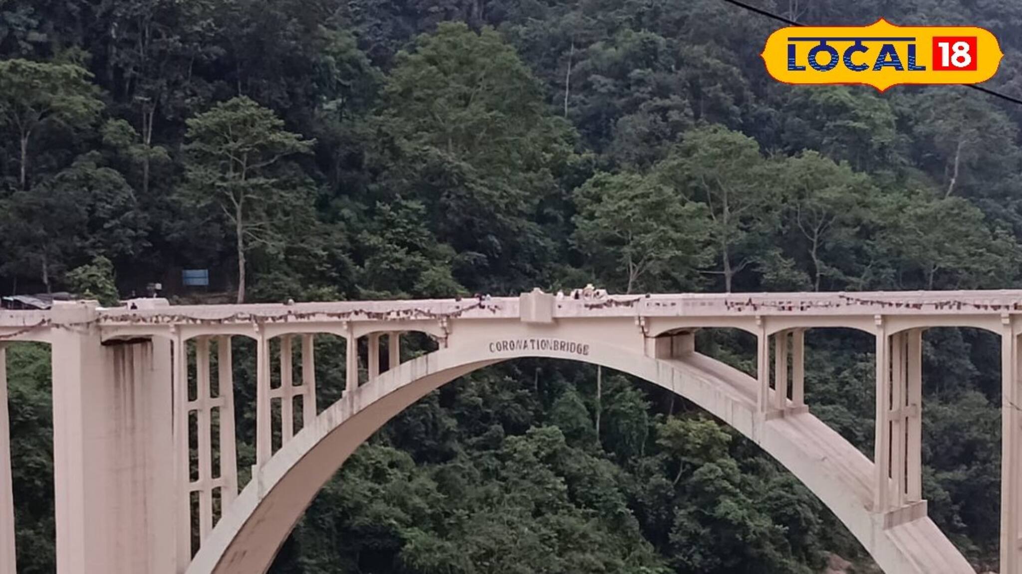 পাহাড় চিরে খরস্রোতা তিস্তার উপর ব্রিটিশ যুগের সেতু চুম্বকের মতো টানে পর্যটকদের