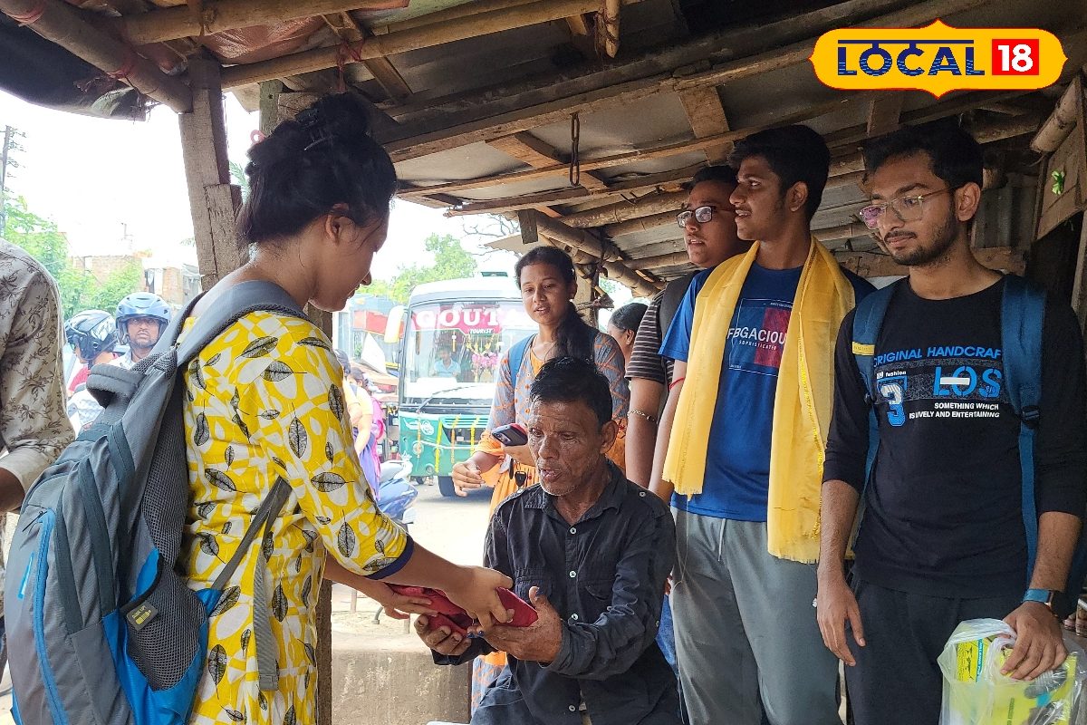 ওদের কুর্নিশ! পিঠে ঝোলানো বই ব্যাগ, যা করল পড়ুয়ারা…জানলে অবাক হবেন ওদের কুর্নিশ! পিঠে ঝোলানো বই ব্যাগ, যা করল পড়ুয়ারা…জানলে অবাক হবেন