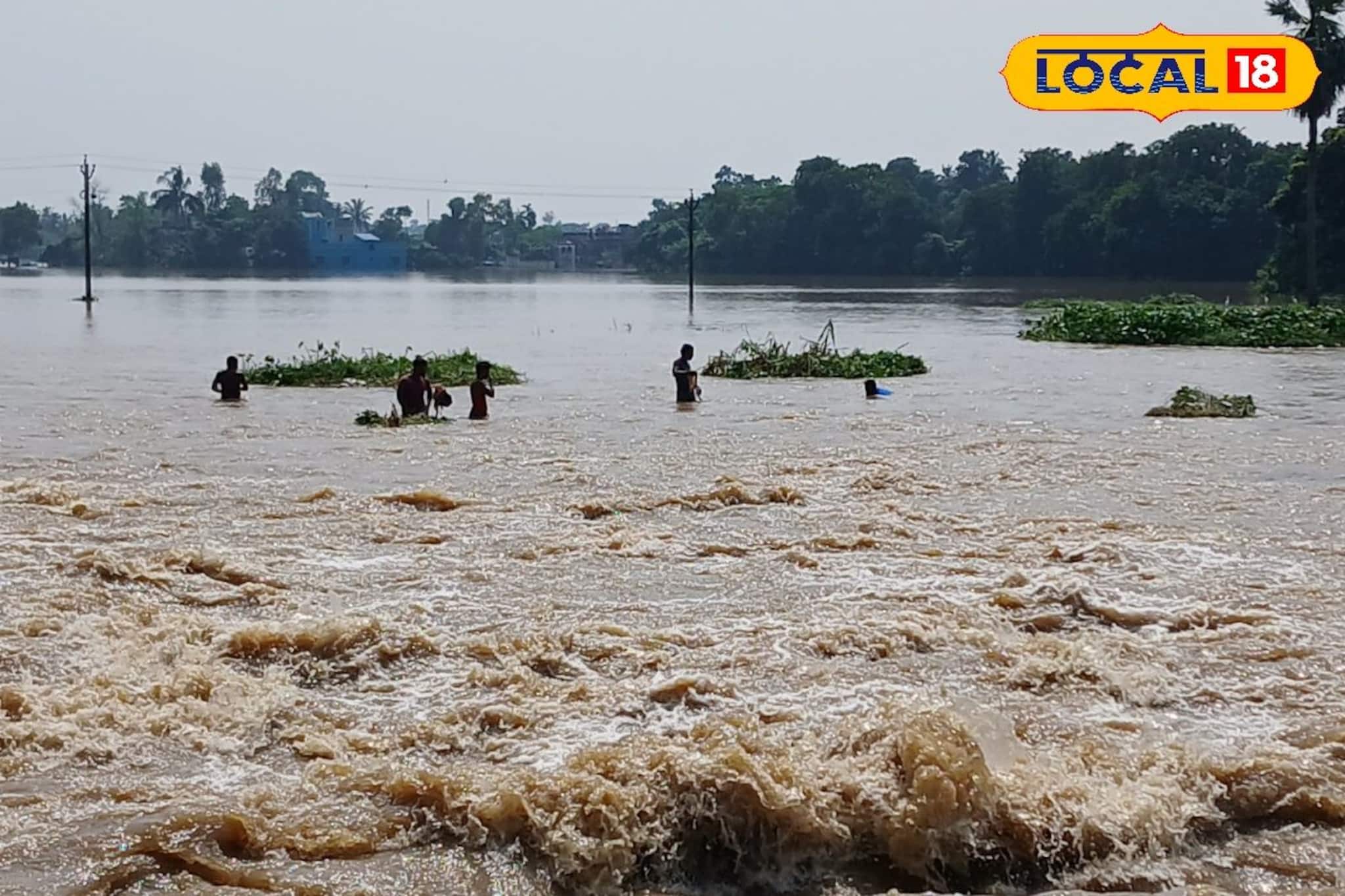 গ্রামের উপর দিয়ে বইছে ১০-১২ ফুট উচ্চতায় নদীর জল! ভয়ঙ্কর বন্যা পরিস্থিতি
