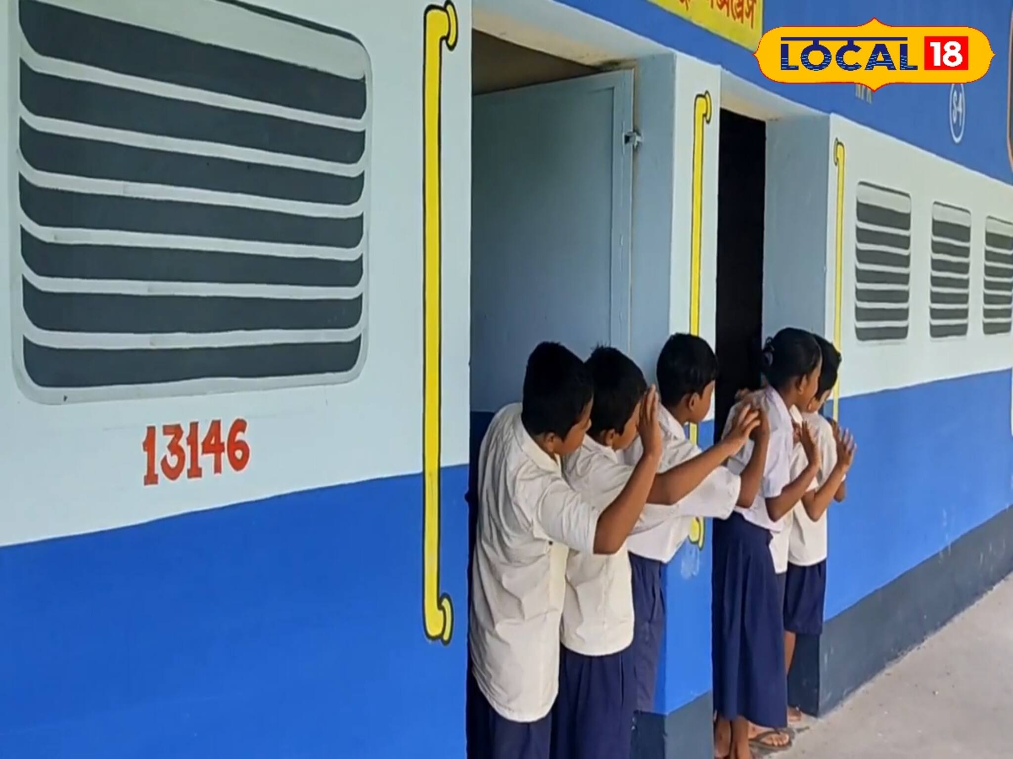 স্কুলছুট পড়ুয়া টানতে অভিনব উদ্যোগ!  রাধিকাপুর এক্সপ্রেস ট্রেনেই চলছে ক্লাস! 