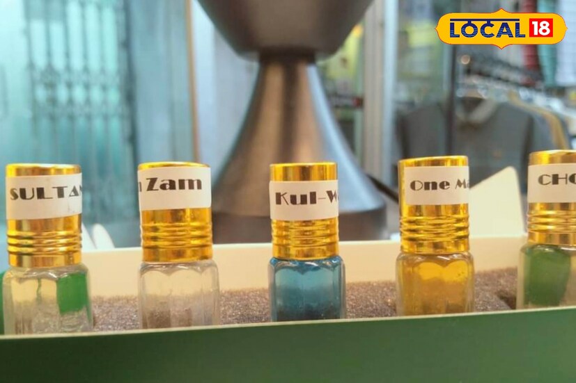 তিনি বলছেন, খুব সহজ একটি উপায় শুক্রের অবস্থান ভাল করা যায়। এরজন্য প্রত্যেকদিন আপনি স্নান সেরে বাম হাতে বৃদ্ধাঙ্গুলির নিচের অংশে কোনও সুগন্ধি লাগান। তারপর ডান হাতের বৃদ্ধাঙ্গুলির নিচের অংশ দিয়ে ওই জায়গাটি কিছুক্ষণ ঘষে নিন। এই ছোট্ট টোটকা শুক্রের অবস্থান মজবুত করতে সাহায্য করে।