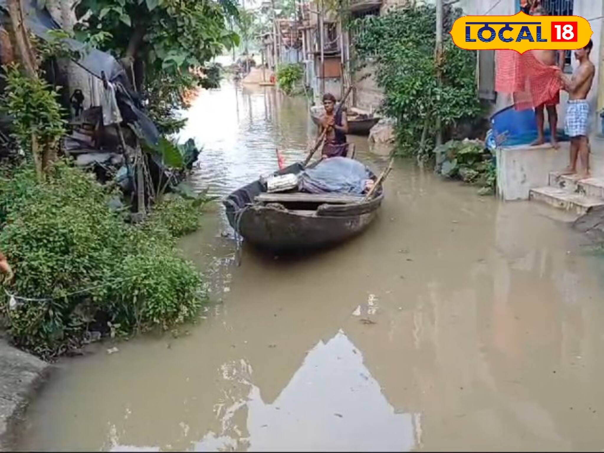 জলে ভাসছে হুগলি, গ্রাম পেড়িয়ে জল ঢুকছে শহরতলিতে 