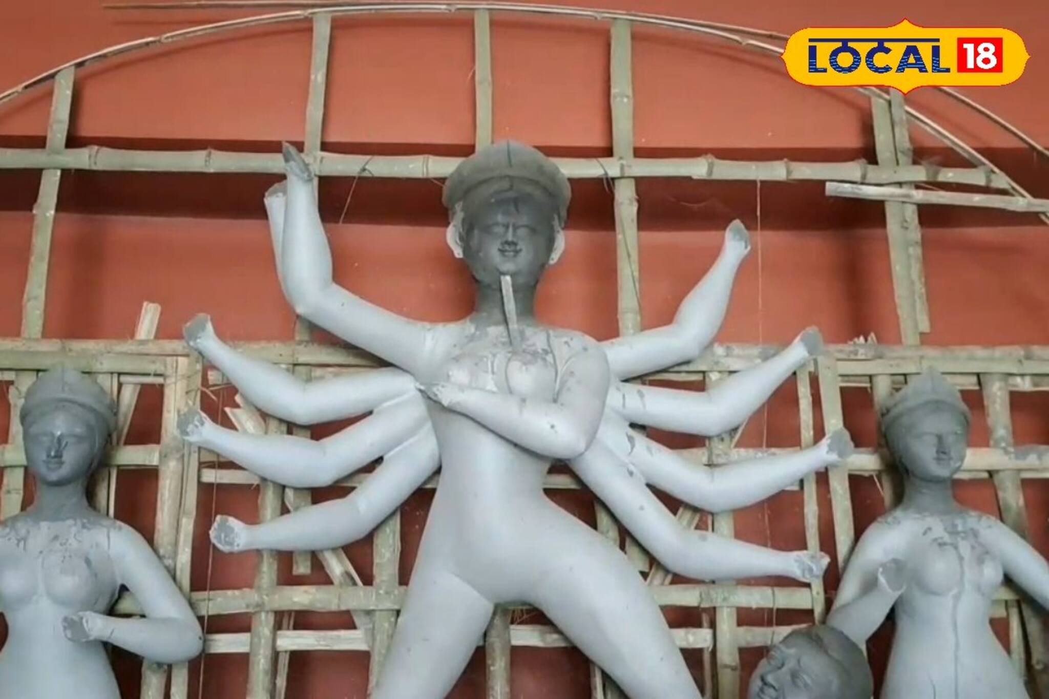 টয় ট্রেনে করে প্রতিমা ভাসান হত প্রাচীন এই পুজোর! এবার সেখানে কালীঘাটের পট! দেখুন