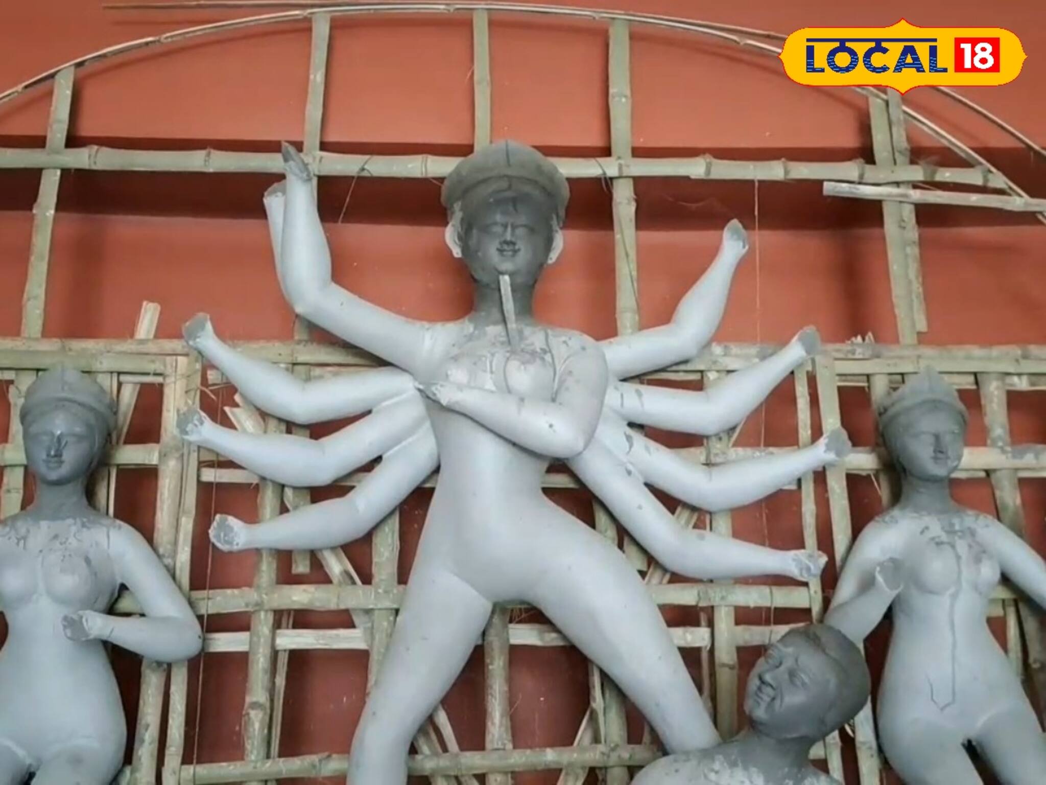 টয় ট্রেনে করে প্রতিমা ভাসান হত প্রাচীন এই পুজোর! এবার সেখানে কালীঘাটের পট! দেখুন