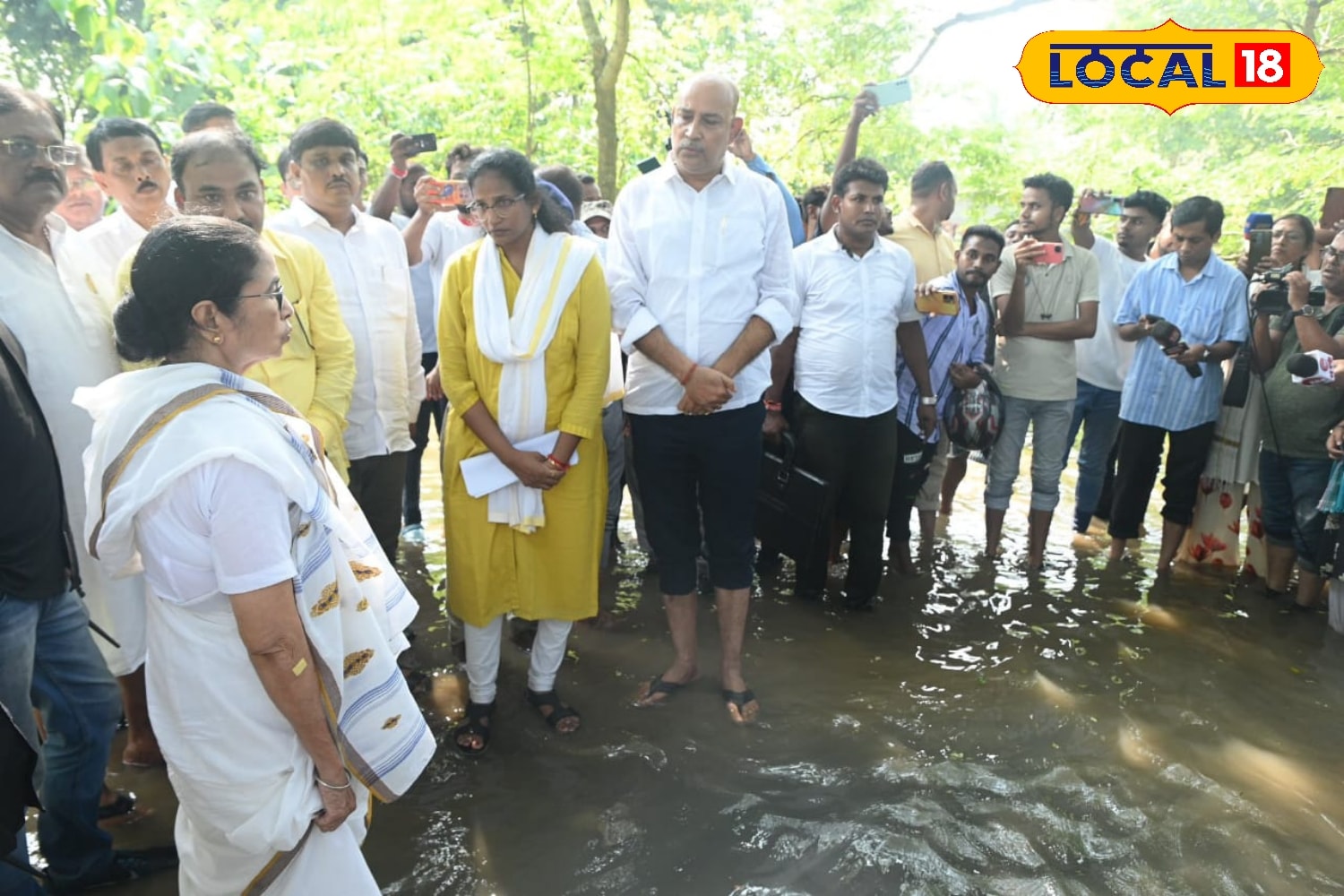 উদয়নারায়নপুর এবং আমতার দ্বীপ অঞ্চলের বন্যা ভয়ানক পরিস্থিতি। বিভিন্নভাবে জনপ্রতিনিধি থেকে প্রশাসনের নজরদারি বন্য কবলিত মানুষকে রক্ষা করতে। 