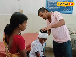 আহত পড়ুয়ার মাথায় ব্যান্ডেজ করা চলছে