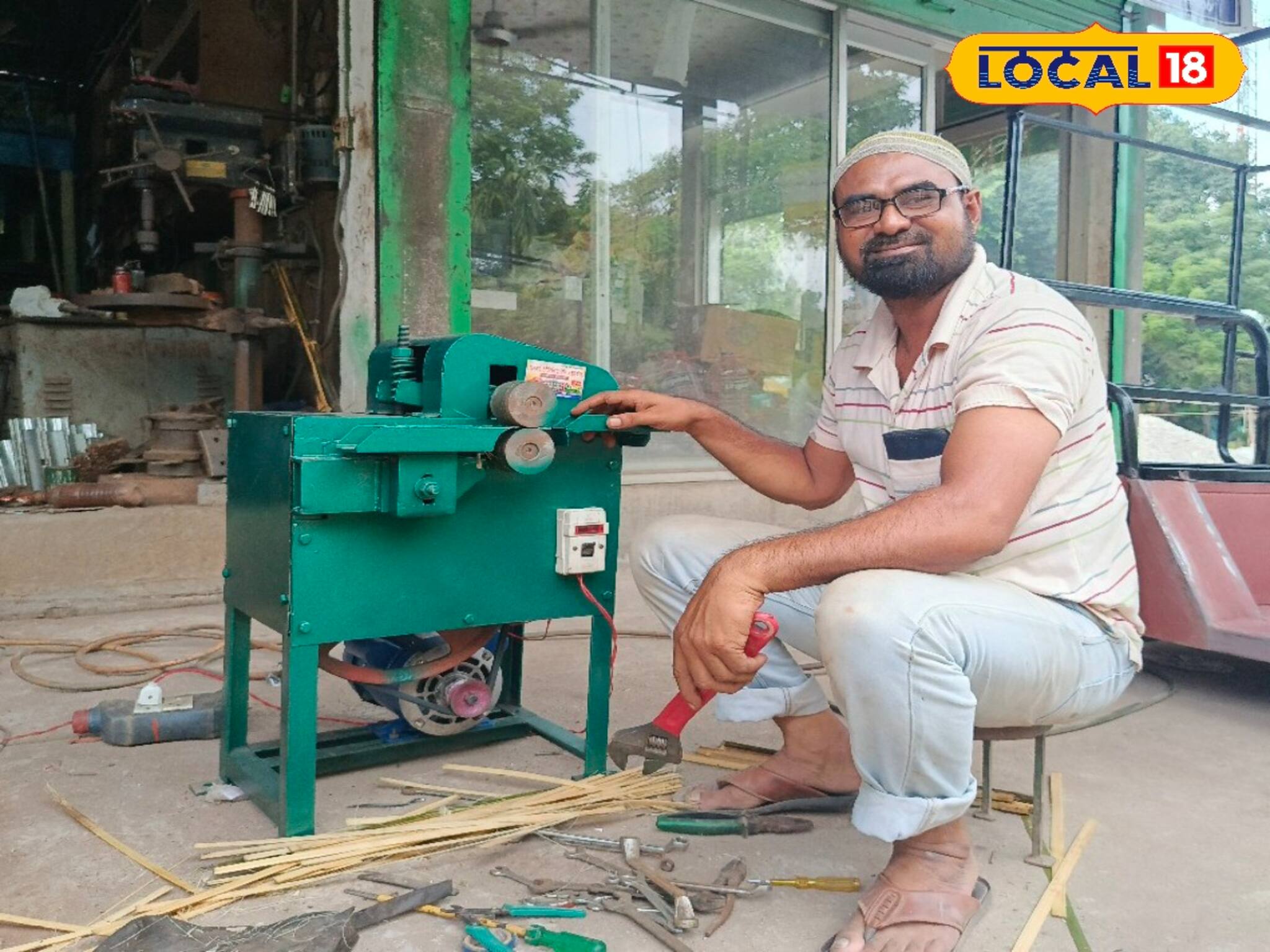 বাঁশ কাটার এক অদ্ভুত মেশিন তৈরি করলেন ইঞ্জিনিয়ার ম্যান! নতুন যন্ত্র দেখতে ভিড়
