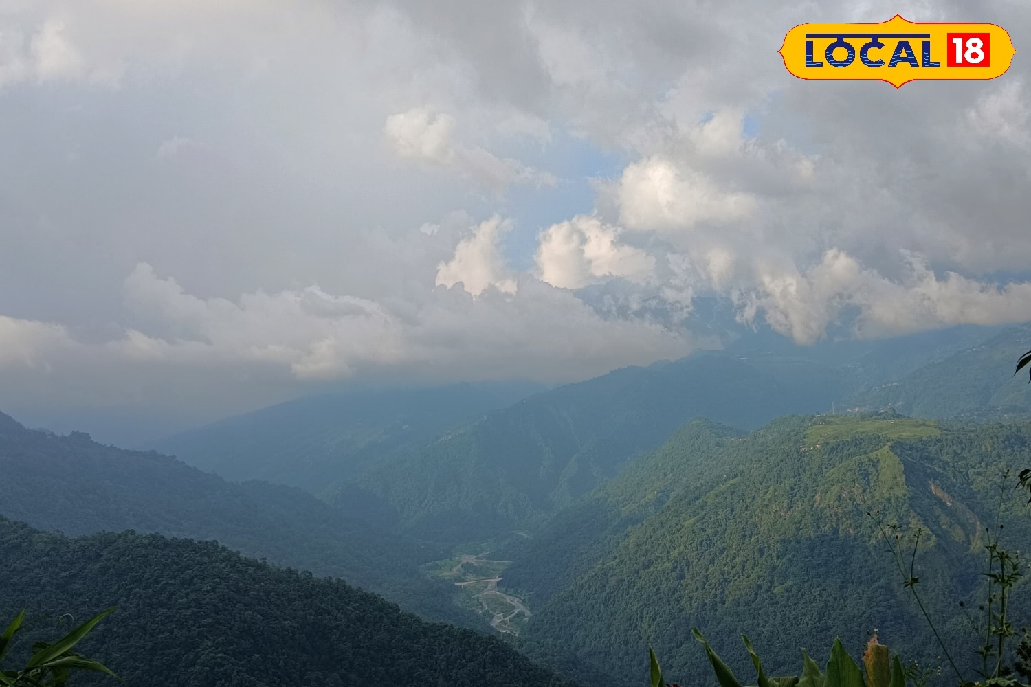 আই এম ডি অনুযায়ী, আগামী ৪-৫ দিন উত্তরের উপরের দিকের জেলাগুলিতে বজ্রবিদ্যুৎ সহ ভারী বৃষ্টি হওয়ার সম্ভাবনা থাকছে । টানা গরমের পর এবার টানা বৃষ্টিতে ভাসবে উত্তরবঙ্গ।