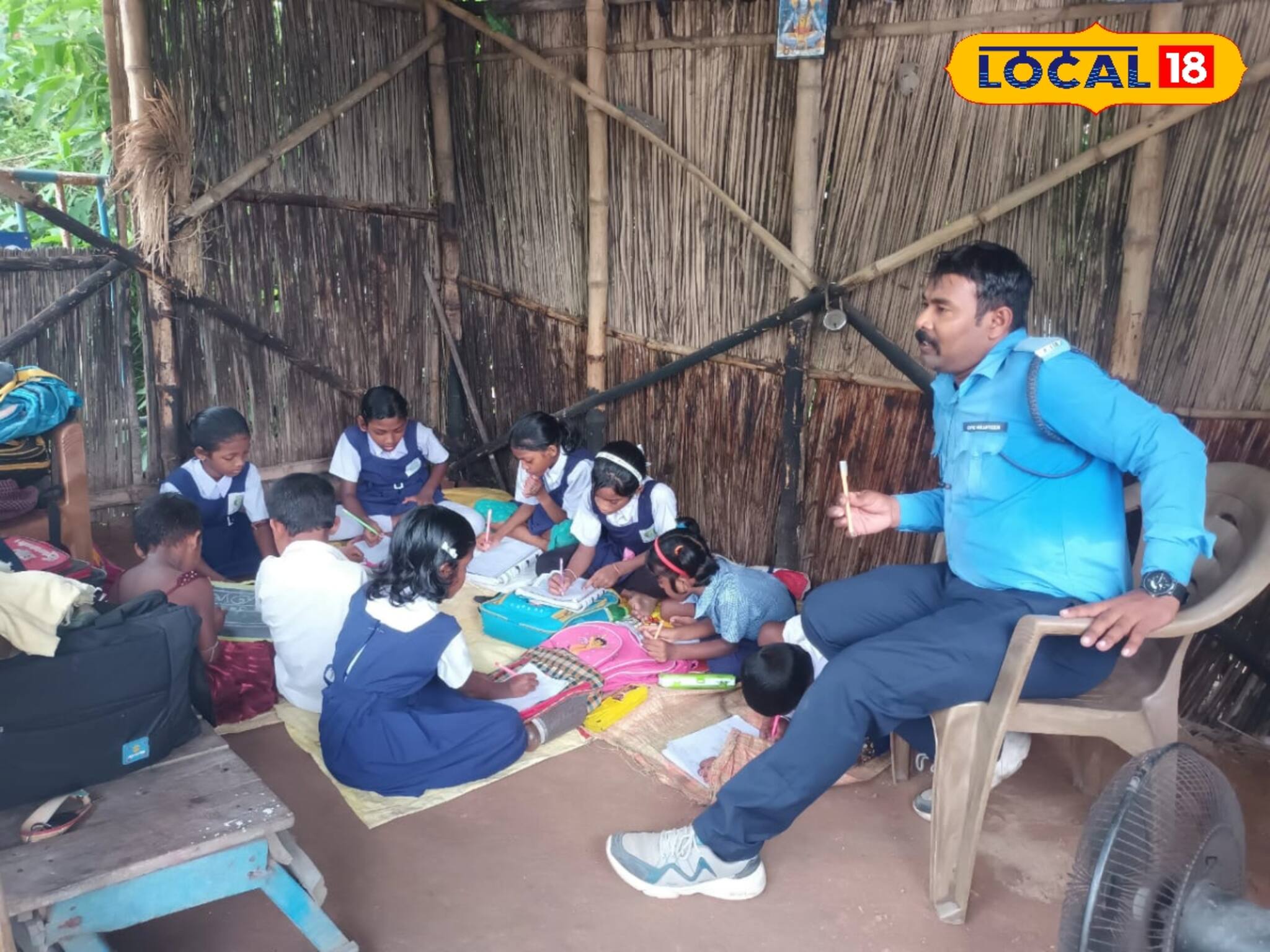 ইনিও সিভিক ভলেন্টিয়ার! ট্রাফিক সামলে অবসর সময় যা করছেন হীরা...দেখুন!