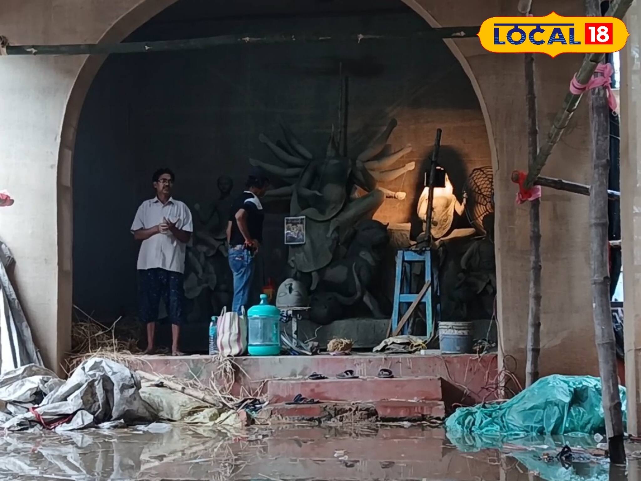 থিম 'গ্রাম বাংলা'!  প্রাকৃতিক দুর্যোগ উপেক্ষা করেই মণ্ডপসজ্জায় ব্যস্ত ক্লাব সদস্যরা