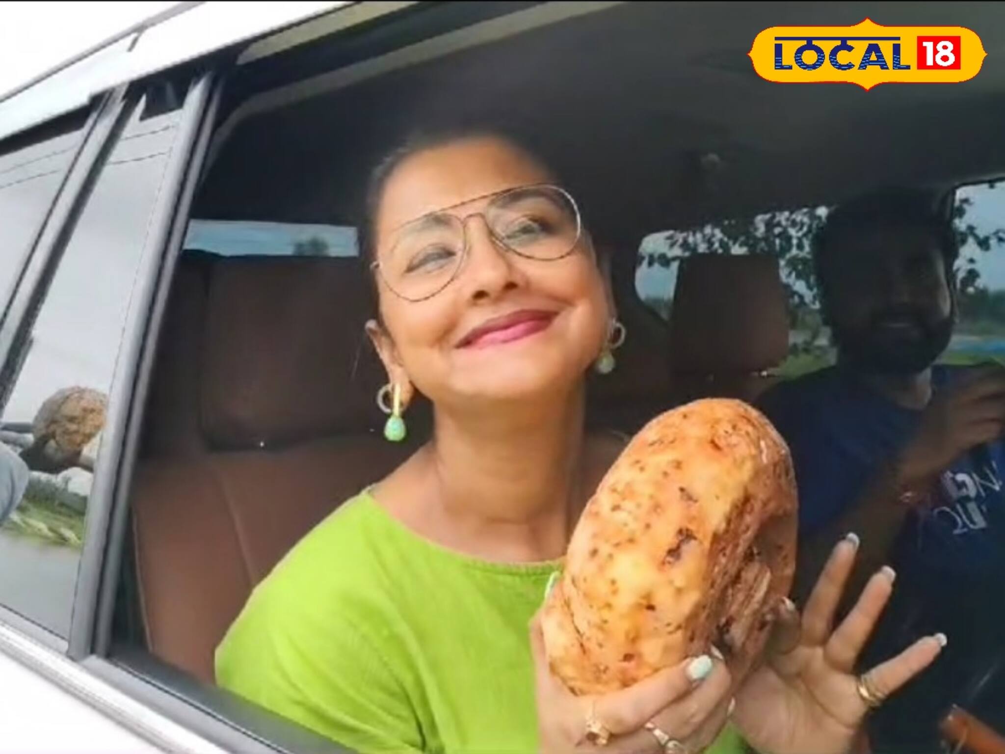 বন্যা পরিদর্শনে গিয়ে এ কী কিনলেন রচনা! মনে 'ভয়', গলার কী হবে এরপর!