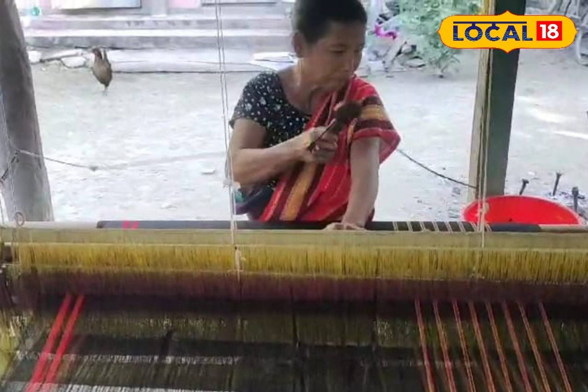 সামনে পুজো! সাংস্কৃতিক পোশাক তৈরির ব‍্যস্ততা রাভা তাঁতিদের